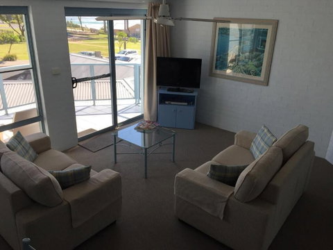 Breakers Apartments Mollymook - Geraldton Accommodation 2