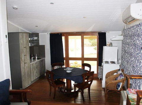 Outback Cellar & Country Cottage - Geraldton Accommodation 3