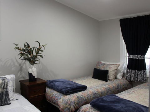 Outback Cellar & Country Cottage - Geraldton Accommodation 1