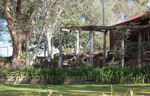 Outback Cellar & Country Cottage - Geraldton Accommodation 4
