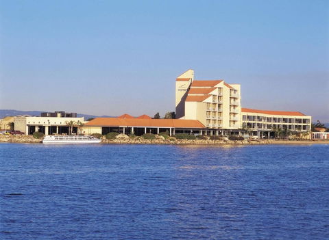 The Lakes Resort Hotel - Geraldton Accommodation 1