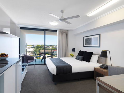 Oaks Carlyle - Geraldton Accommodation 2