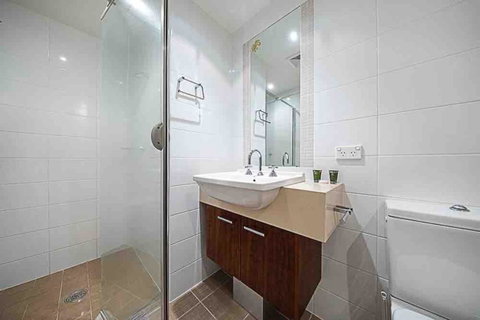 Spacious 1BR Stylish New Acton Apartment +Parking - Geraldton Accommodation 17