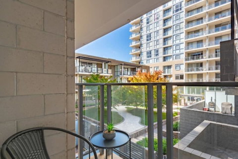 Spacious 1BR Stylish New Acton Apartment +Parking - Geraldton Accommodation 23