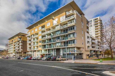 Spacious 1BR Stylish New Acton Apartment +Parking - Geraldton Accommodation 13
