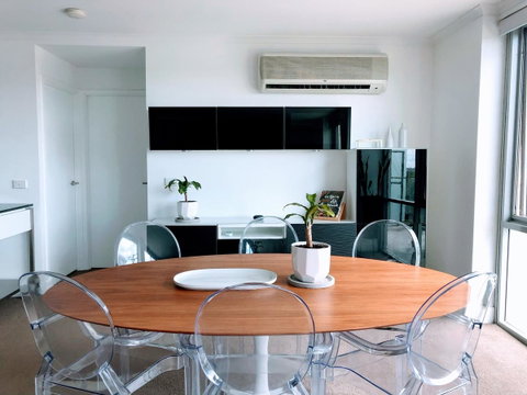 Staying Places - The Avenue - Geraldton Accommodation 0