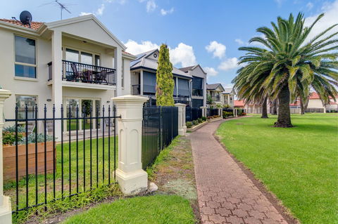 Port Adelaide Harbourside House - Geraldton Accommodation 0