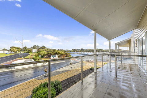 Aloha Waterfront Properties - Geraldton Accommodation 23