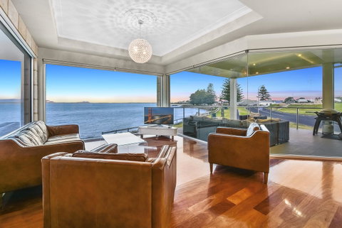 Aloha Waterfront Properties - Geraldton Accommodation 4