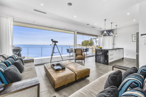 Aloha Waterfront Properties - Geraldton Accommodation 3