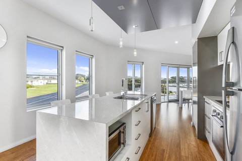 Aloha Waterfront Properties - Geraldton Accommodation 15