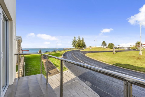 Aloha Waterfront Properties - Geraldton Accommodation 14