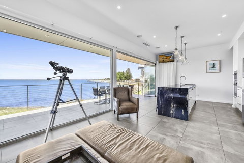 Aloha Waterfront Properties - Geraldton Accommodation 8