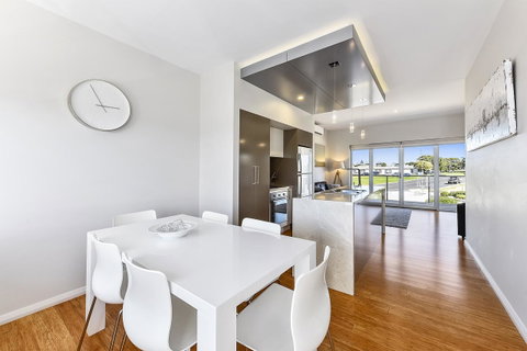 Aloha Waterfront Properties - Geraldton Accommodation 27