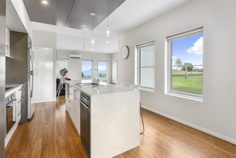 Aloha Waterfront Properties - Geraldton Accommodation 6