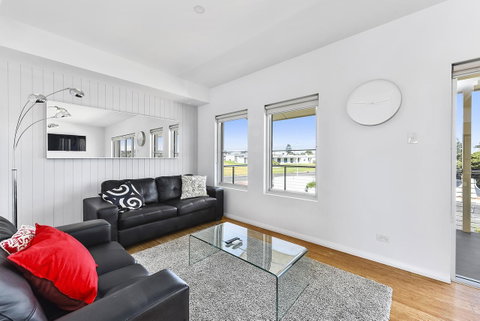 Aloha Waterfront Properties - Geraldton Accommodation 17