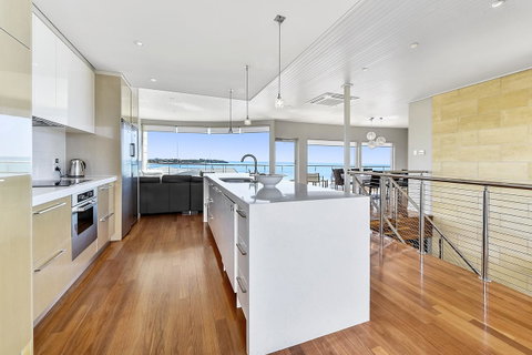 Aloha Waterfront Properties - Geraldton Accommodation 5