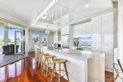 Aloha Waterfront Properties - Geraldton Accommodation 7