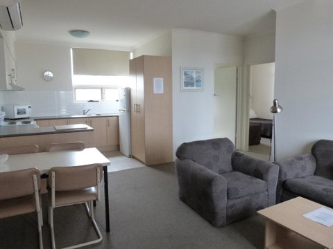 Glenelg Holiday Apartments - Corfu - Geraldton Accommodation 9