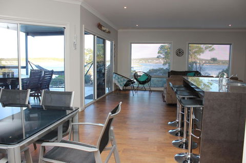 Waterfront On Osprey - Geraldton Accommodation 7