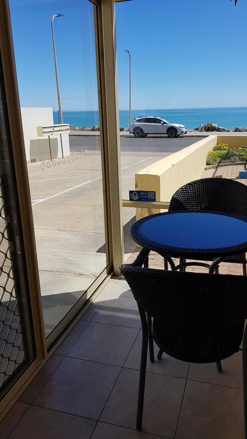 Acaill Accommodation Esplanade Living Self Check-In Self Check-Out - Geraldton Accommodation 10