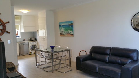 Acaill Accommodation Esplanade Living Self Check-In Self Check-Out - Geraldton Accommodation 2