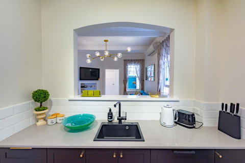 Heritage Townhouse Near Harbour Bridge - Geraldton Accommodation 13