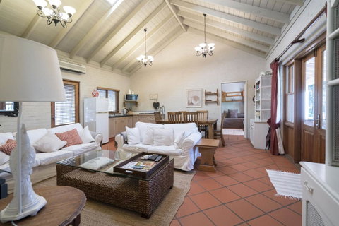 Thistle Hill Guesthouse - Walk To Many Wineries And Restaurants - Geraldton Accommodation 34