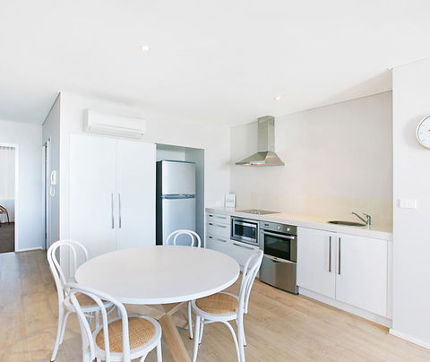 Oaks Nelson Bay Lure Suites - Geraldton Accommodation 1