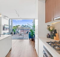 Large Light Luxe 3BDR 2BA Free Parking - walk to Sydney Uni and RPA - Geraldton Accommodation
