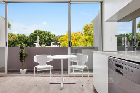 Bondi Beach Studio King Suite + Balcony - Geraldton Accommodation 2