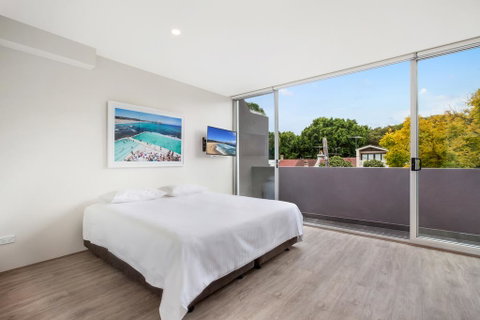 Bondi Beach Studio King Suite + Balcony - Geraldton Accommodation 0