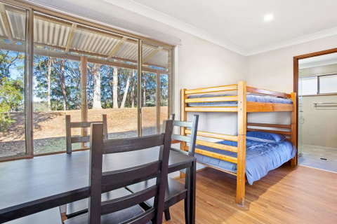 Braeside Cabin Three - Parsonsia - Geraldton Accommodation 2