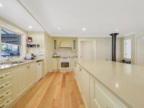 Camelot - Superbly Proportioned And Ideally Located - Geraldton Accommodation 3