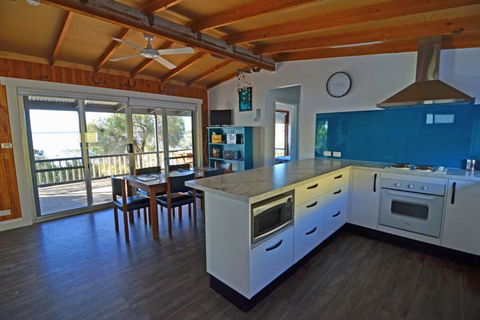 CDC-625 Beach House - Geraldton Accommodation 0