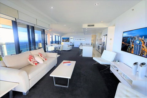 Circle On Cavill Sky Home- Holidays Gold Coast - Geraldton Accommodation 3