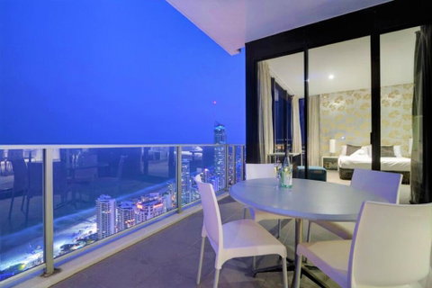 Circle On Cavill Sky Home- Holidays Gold Coast - Geraldton Accommodation 2