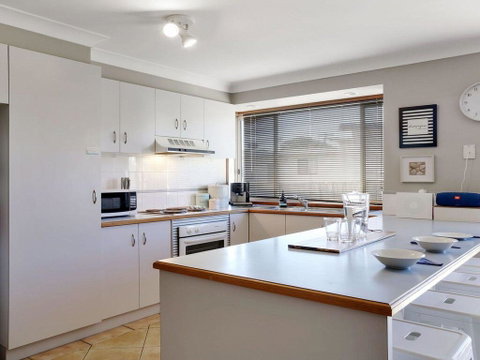 Cleveland Place - Walk To Beach And Shops - Geraldton Accommodation 2