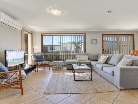 Cleveland Place - Walk To Beach And Shops - Geraldton Accommodation 1