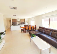 Comfortable 5BR House 6mins to Werribee Station.Great Ocean Road tourist stopover - Geraldton Accommodation