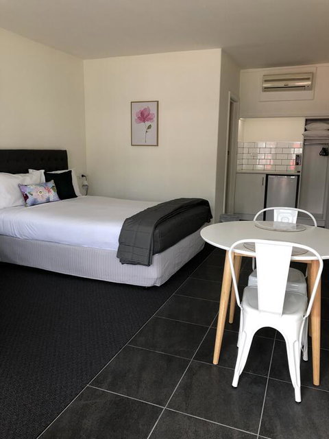 Commodore Motor Inn - Geraldton Accommodation 3