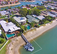 Coorumbong 16 - 5 BDRM Canal Home with Pool - Geraldton Accommodation