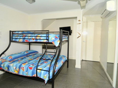 Coorumbong 36 - 6 BDRM Canal Home With Pool - Geraldton Accommodation 1