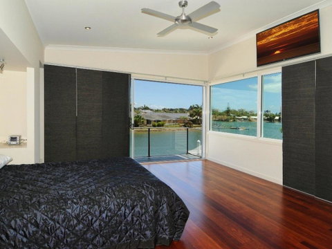 Coorumbong 36 - 6 BDRM Canal Home With Pool - Geraldton Accommodation 2