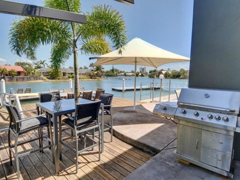 Coorumbong 36 - 6 BDRM Canal Home With Pool - Geraldton Accommodation 3