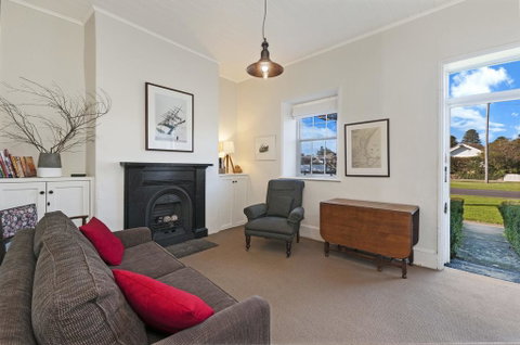 Cottage On James Circa:1855 - Modern Historic - Geraldton Accommodation 1
