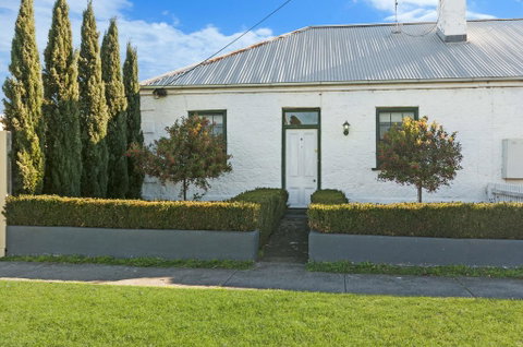 Cottage On James Circa:1855 - Modern Historic - Geraldton Accommodation 2