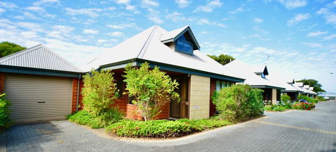Cowrie Chalet - Geraldton Accommodation 0
