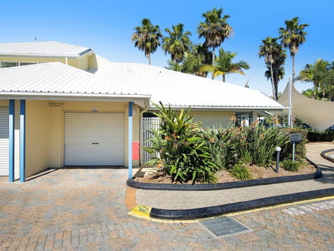 Diamond Beach 3 Bedroom Poolside Apartment - Geraldton Accommodation 2