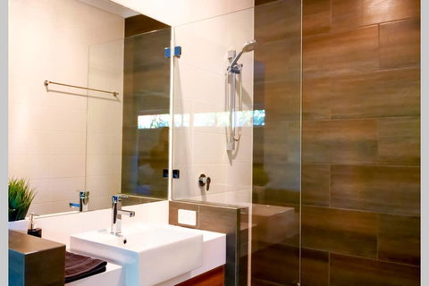 Elegantly Appointed BRAND NEW Luxurious Apartment! - Geraldton Accommodation 3